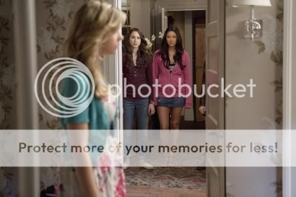 http://i1011.photobucket.com/albums/af235/freetobeme01/PLL/1x04-Can-you-hear-me-now-stills-pretty-little-liars-tv-show-13105075-600-400.jpg