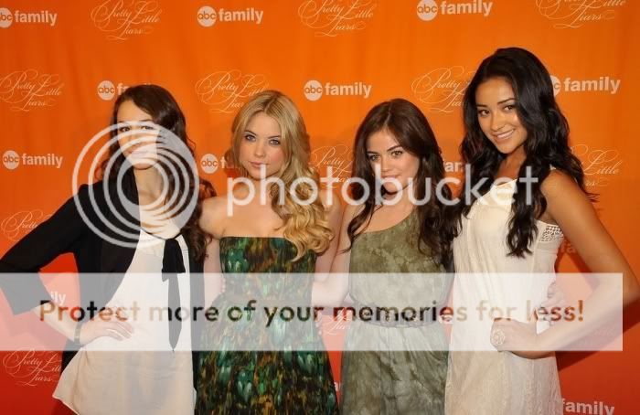 http://i1011.photobucket.com/albums/af235/freetobeme01/PLL/PLL-Book-Signing-pretty-little-liars-tv-show-12952285-700-454.jpg