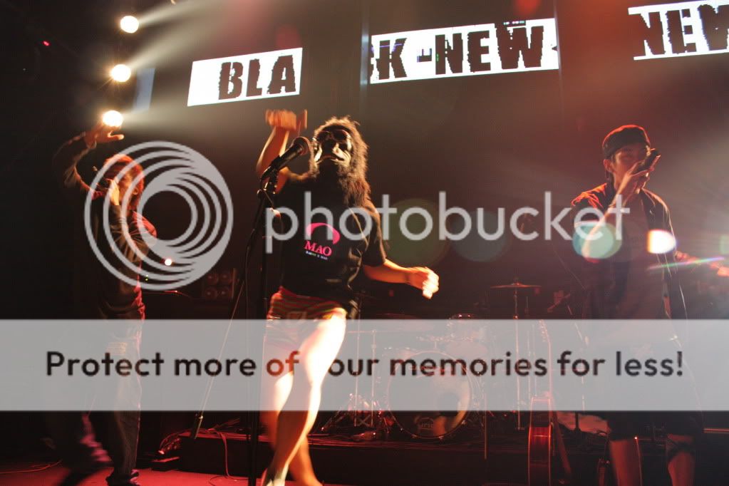 起喊&ldquo;老老欢喜侬&rdquo;时,屏幕上打出momo乐队的slogan&ldquo